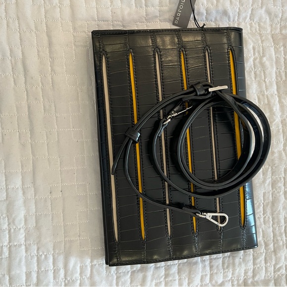 Beautiful Clutch - Picture 2 of 4